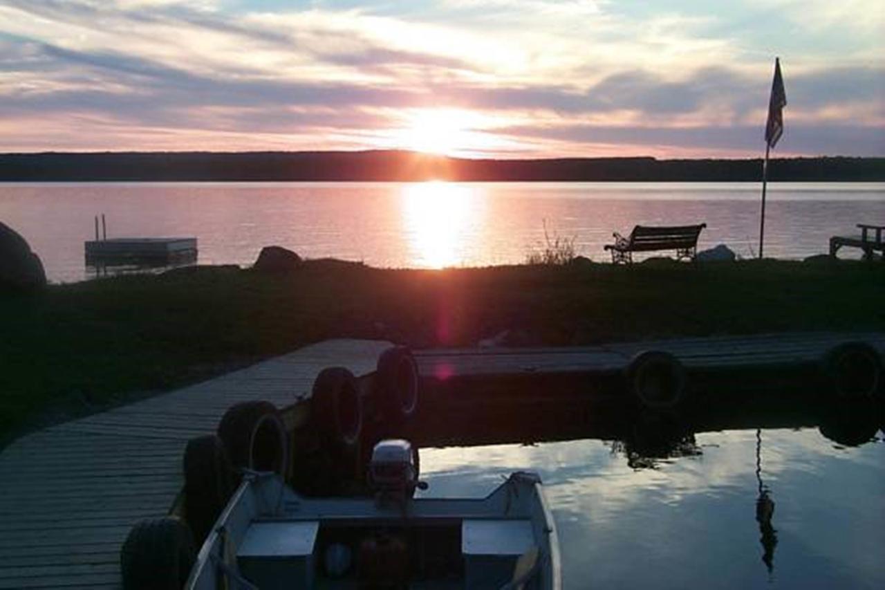 Wee Point Resort Manitowaning エクステリア 写真