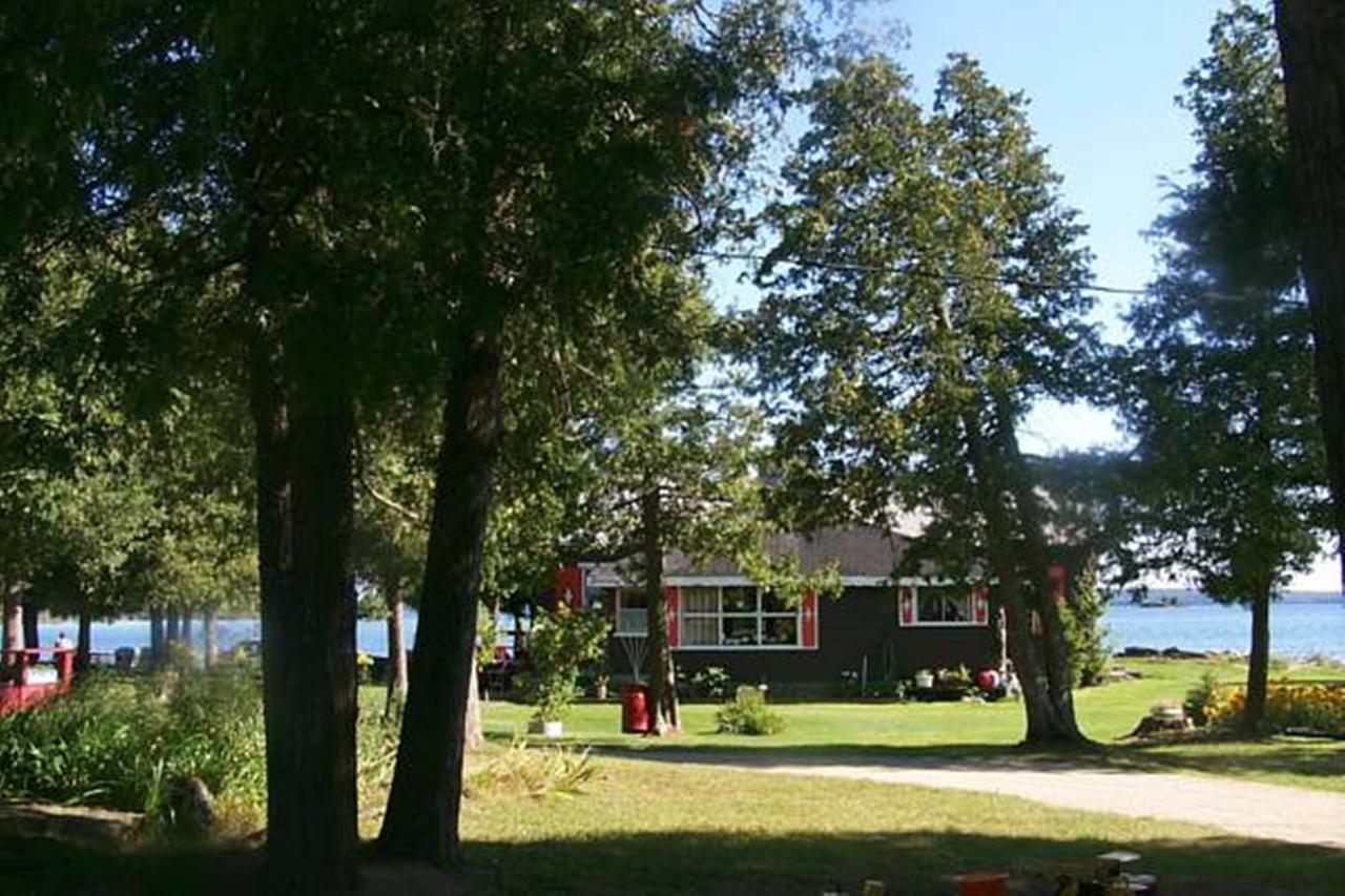 Wee Point Resort Manitowaning エクステリア 写真