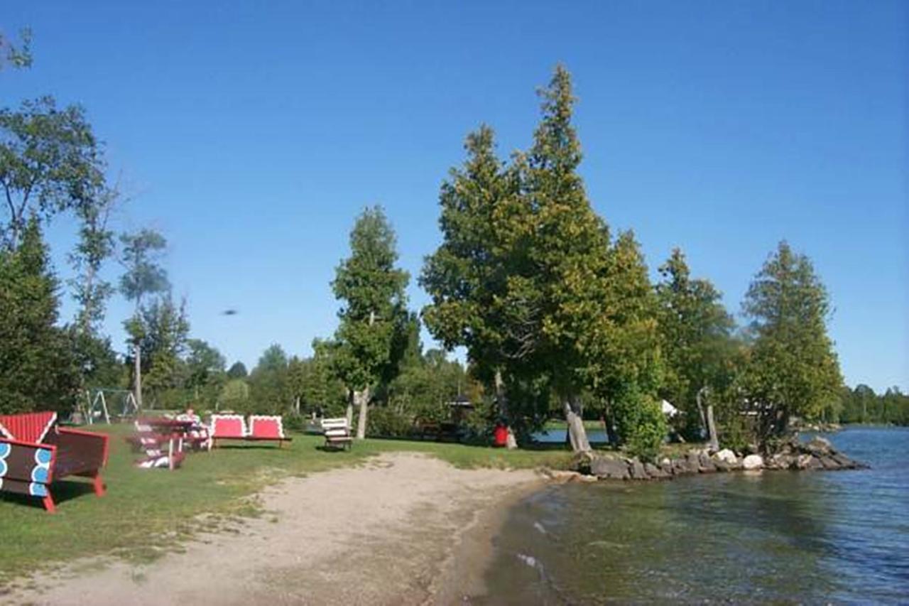 Wee Point Resort Manitowaning エクステリア 写真