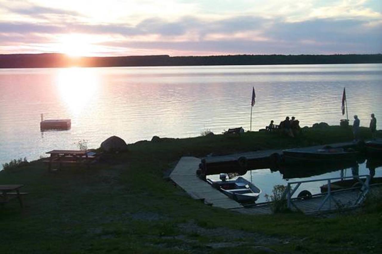 Wee Point Resort Manitowaning エクステリア 写真