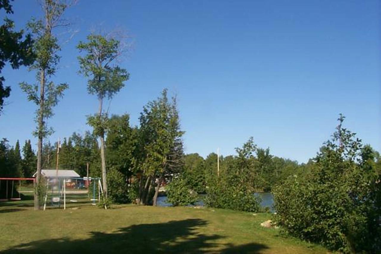 Wee Point Resort Manitowaning エクステリア 写真