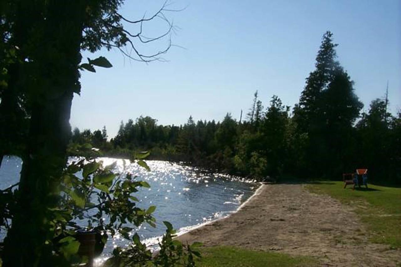 Wee Point Resort Manitowaning エクステリア 写真